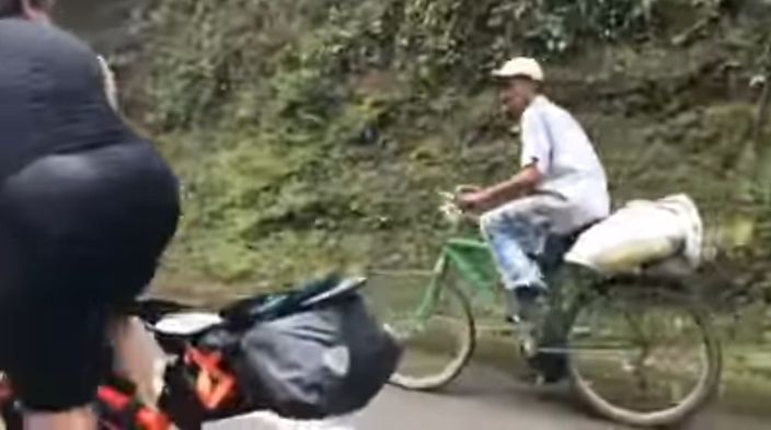阿伯仲有餘力望下單車手。(影片截圖)