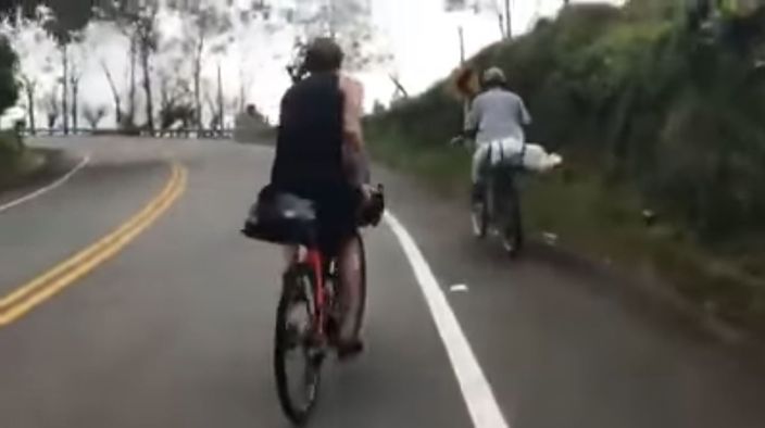 最後單車手「食塵」。(影片截圖)