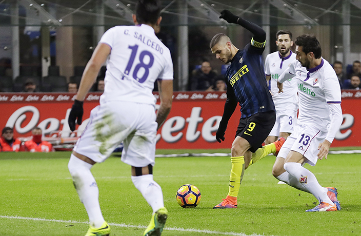 Inter Milan's Mauro Icardi, seconSd from left, scores a goal during the Serie A soccer match between Inter Milan and Fiorentina at the San Siro stadium in Milan, Italy, Monday, Nov. 28, 2016. (AP Photo/Antonio Calanni)