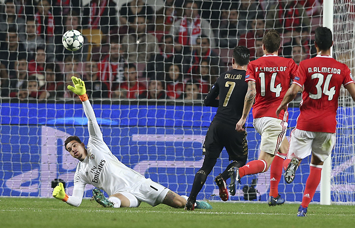 Napoli's Jose Callejon, third from right, scores a goal during the Champions League group B soccer match between Benfica and Napoli at the Luz stadium in Lisbon, Portugal, Tuesday, Dec. 6, 2016. (AP Photo/Steven Governo)