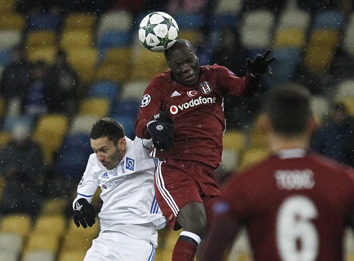 Besiktas' Vincent Aboubakar, right, jumps the ball with Kiev's Serhiy Rybalka during the Champions League Group B soccer match between Dynamo Kiev and Besiktas at the Olympiyskiy stadium in Kiev, Ukraine, Tuesday, Dec. 6, 2016. (AP Photo/Sergei Chuzavkov)
