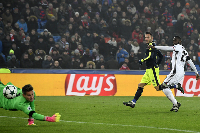 Arsenal's Lucas Perez, 2nd right, scores to take the score to 0-3 for Arsenal against Basel's goalkeeper Tomas Vaclik, left, during their Champions League Group stage Group A soccer match between Switzerland's FC Basel 1893 and England's Arsenal FC in the St. Jakob-Park stadium in Basel, Switzerland, on Tuesday, Dec. 6, 2016. (Walter Bieri/Keystone via AP)