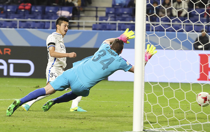 Kashima Antlers' Yuma Suzuki, left, kicks the ball to score a goal as Atletico Nacional's goalkeeper Franco Armani, right, tries to defend during their match at the FIFA Club World Cup soccer tournament in Suita, west Japan, Wednesday, Dec. 14, 2016. (AP Photo/Eugene Hoshiko)