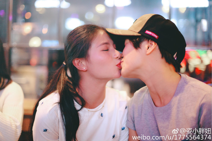 小師妹「懋懋」施廷懋的裝扮讓人有所誤會!(何姿微博圖片)