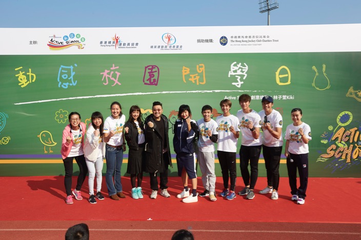 徐濠縈(右六)、谷德昭聯同見習女騎師蔣嘉琦(左二)、黃皓楠及一眾精英運動員,一齊支持動感校園。(大會提供圖片)