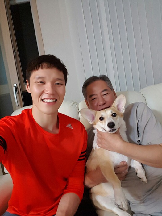 首位加盟韓國職業聯賽球隊的港將周健宏(左),與金南杞教練感情深厚,兩人亦師亦友。(周建宏提供圖片)