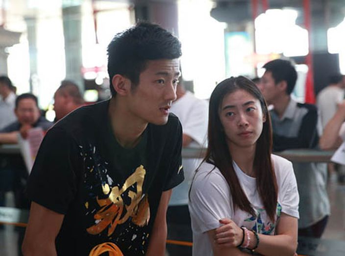 2015年6月8日，中国羽毛球队结束征程今日回京，谌龙、王适娴结伴现身。（網上圖片）