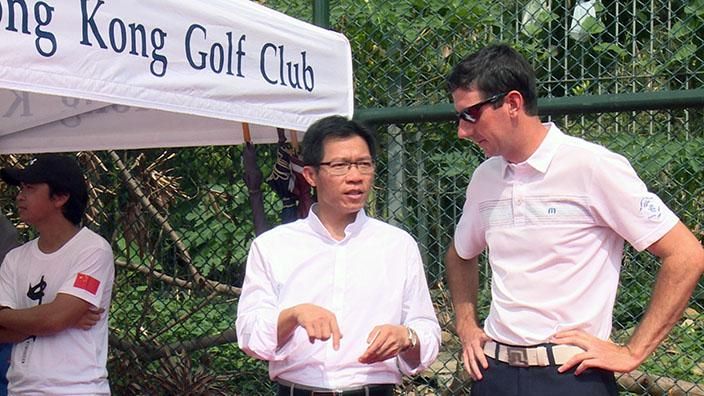 鳳溪第一小學校長朱偉林(左)表示，學習高球有助學生多元發展。