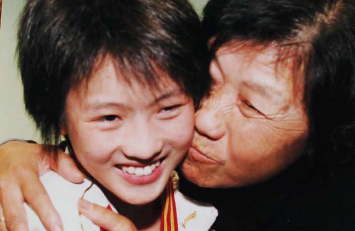陳若琳和外婆（網上圖片）