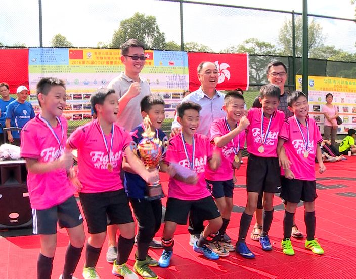 香港足球總會技術顧問郭家明 (後排中) 向勝出隊伍頒發獎項。