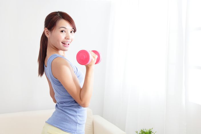 woman working out with two dumbbells