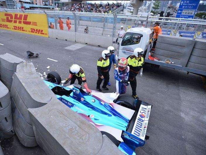 賽車高速撞向防撞欄