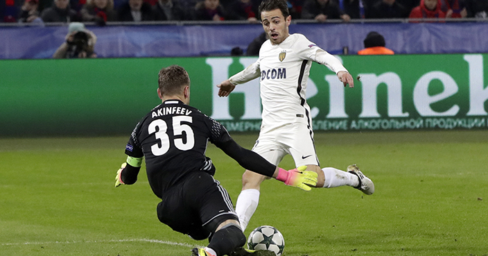 Monaco's Bernardo Silva, right, tries to score against CSKA goalkeeper Igor Akinfeev during the Champions League Group E soccer match between CSKA Moscow and Monaco in Moscow, Russia, Tuesday, Oct. 18, 2016. (AP Photo/Pavel Golovkin)