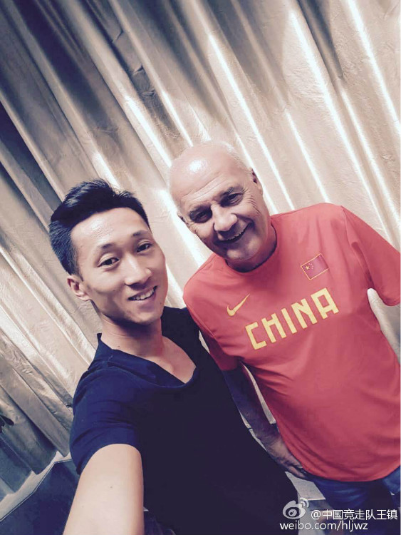 王鎮和外國教練合影。（王鎮微博圖片）