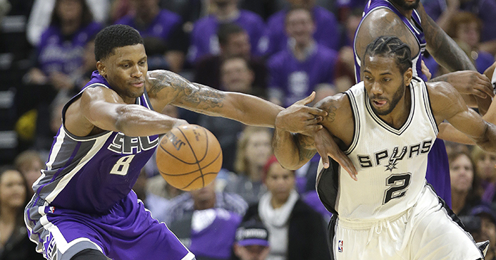 Sacramento Kings forward Rudy Gay, left, and fSan Antonio Spurs forward Kawhi Leonard scrambler after the ball during the second half of an NBA basketball game in Sacramento, Calif., Thursday, Oct. 27, 2016. The Spurs won 102-94.(AP Photo/Rich Pedroncelli)