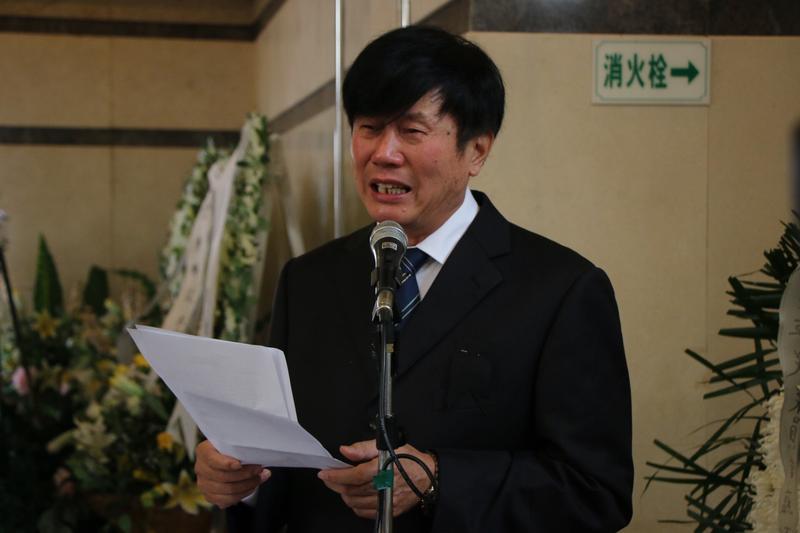 金康在追悼會上致悼詞。香港單車聯會提供