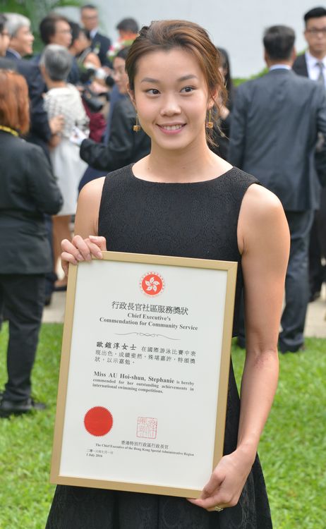 歐鎧淳獲頒「行政長官社區服務獎狀」