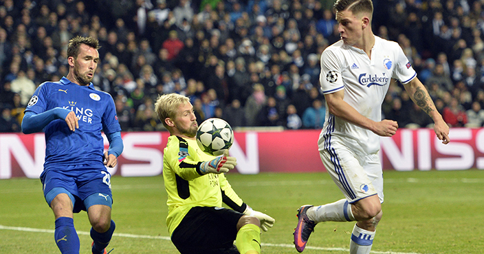 Leicester City's goal keeper Kasper Schmeichel, center, and FC Copenhagen's Benjamin Verbic, right, battle for the ball during their Champions League Group G soccer match at Parken Stadium in Copenhagen, Wednesday, Nov. 2, 2016. (Jens Dresling/Polfoto via AP)