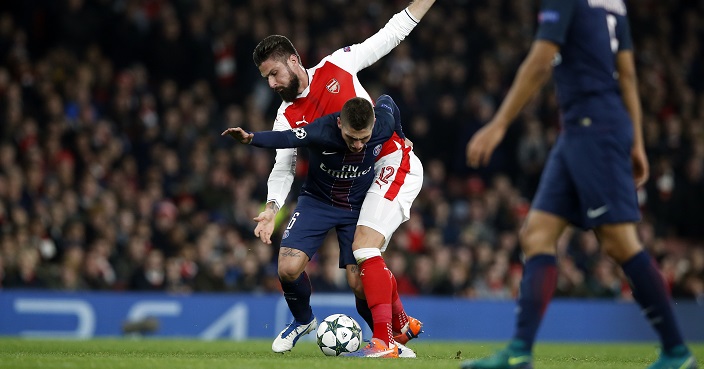 Arsenal's Olivier Giroud, right, battles for the ball with PSG's Marco Verratti during the Champions League group A soccer match between Arsenal and Paris Saint Germain at the Emirates stadium in London, Wednesday, Nov. 23, 2016. (AP Photo/Alastair Grant)