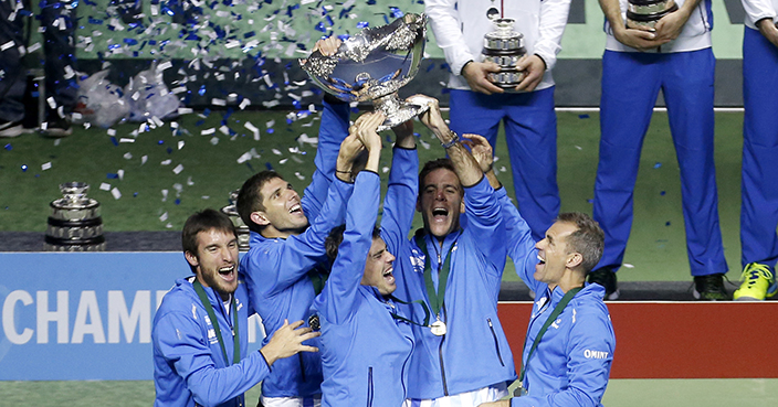 Argentina's tennis players lift the Davis Cup trophy in Zagreb, Croatia, Sunday, Nov. 27, 2016. Argentina defeated Croatia 3-2 in the Davis Cup final.(AP Photo/Darko Bandic)