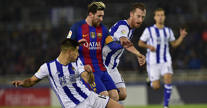 FC Barcelona's Lionel Messi, center, duels for the ball Real Sociedad's Yuri Berbiche and David Zuturuza, right, during the Spanish La Liga soccer match between FC Barcelona and Real Sociedad, at Anoeta stadium in San Sebastian, northern Spain, Sunday, Nov. 27, 2016. (AP Photo/Alvaro Barrientos)