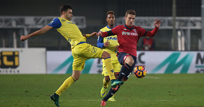 Chievo Verona's Ivan Radovanovic, left, and Genoa's Darko Lazovic go for the ball during their Serie A soccer match at the Bentegodi stadium in Verona, Italy, Monday, Dec. 5, 2016. (Filippo Venezia/ANSA via AP)