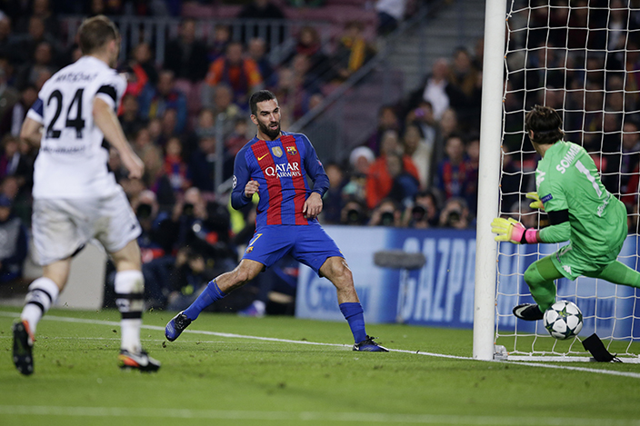 Barcelona's Arda Turan, center, scores his side's 4th goal with a personal hat trick during the Champions League, Group C, soccer match between FC Barcelona and Borussia Moenchengladbach at the Camp Nou stadium in Barcelona, Spain, Tuesday Dec. 6, 2016. (AP Photo/Manu Fernandez)