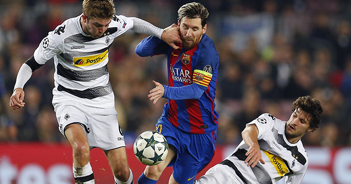 Moenchengladbach's Christoph Kramer, left, and Tobias Strobl, right, challenge for the ball with Barcelona's Lionel Messi, center, during the Champions League, Group C, soccer match between FC Barcelona and Borussia Moenchengladbach at the Camp Nou stadium in Barcelona, Spain, Tuesday, Dec. 6, 2016. (AP Photo/Francisco Seco)