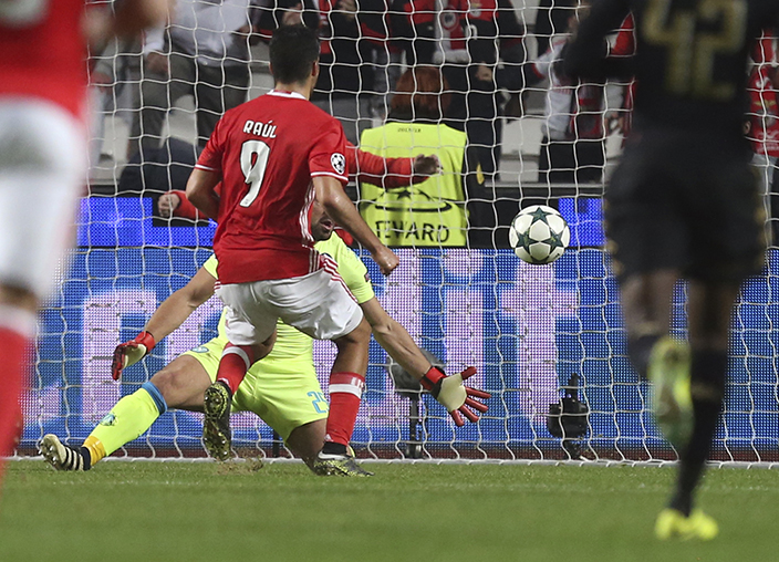 Benfica's Raul Jimenez scores during the Champions League group B soccer match between Benfica and Napoli at the Luz stadium in Lisbon, Tuesday, Dec. 6, 2016. (AP Photo/Armando Franca)