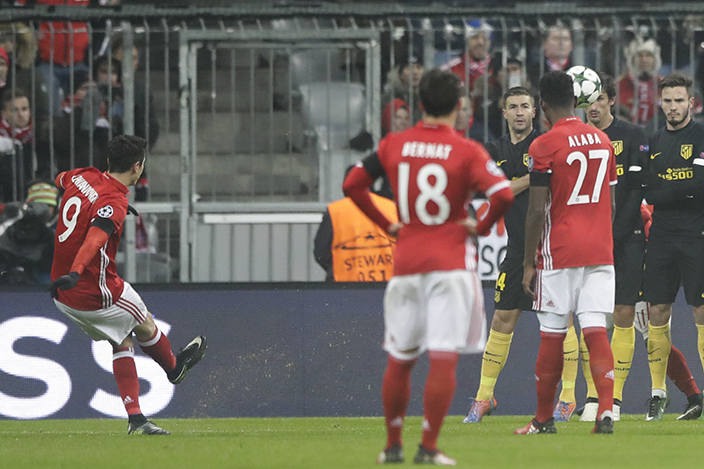 Bayern's Robert Lewandowski, left, scores the opening goal during the Champions League Group D soccer match between FC Bayern Munich and Atletico Madrid in Munich, Germany, Tuesday, Dec. 6, 2016. (AP Photo/Matthias Schrader)