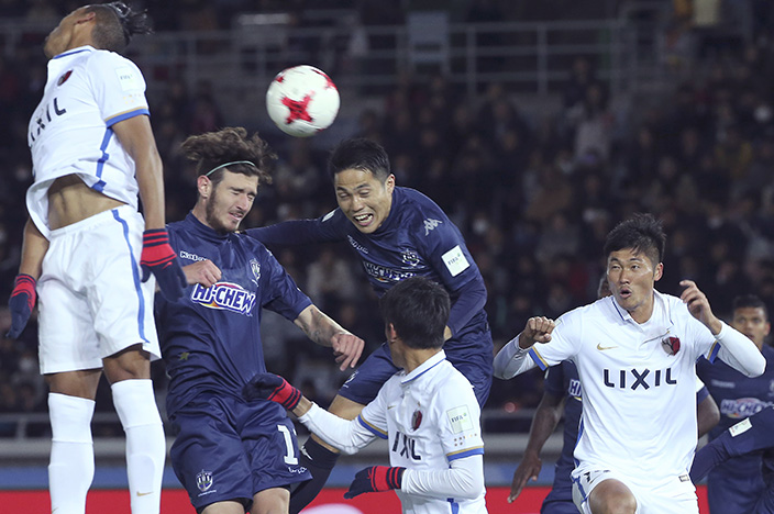 FC's Auckland City's Kim Daewook, center, heads the ball as scores his club's first goal against Japan's Kashima Antlers during their match of the FIFA Club World Cup soccer tournament in Yokohama, near Tokyo, Thursday, Dec. 8, 2016. (AP Photo/Shizuo Kambayashi)