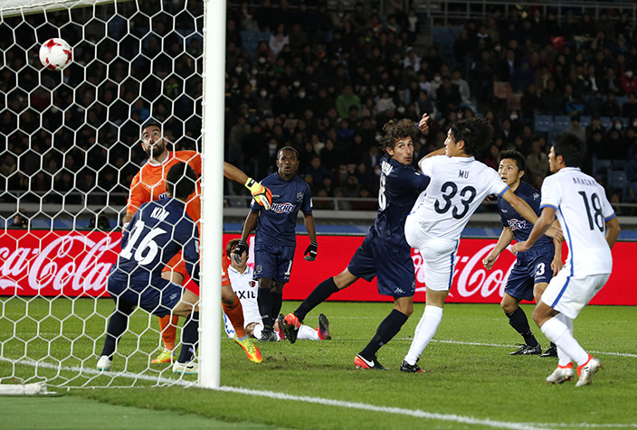 Kashima Antlers' Mu Kanazaki (33) scores a goal against Auckland City during their match at the FIFA Club World Cup soccer tournament in Yokohama, near Tokyo, Thursday, Dec. 8, 2016. (AP Photo/Shuji Kajiyama)