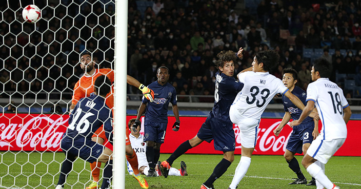 Kashima Antlers' Mu Kanazaki (33) scores a goal against Auckland City during their match at the FIFA Club World Cup soccer tournament in Yokohama, near Tokyo, Thursday, Dec. 8, 2016. (AP Photo/Shuji Kajiyama)