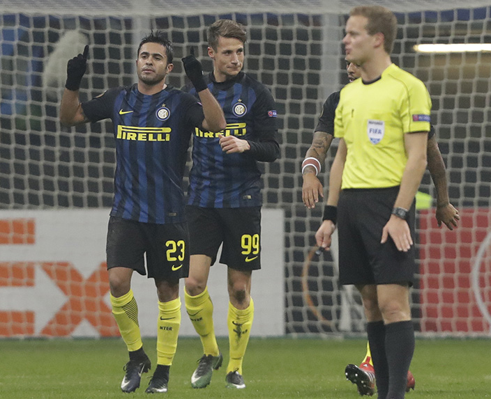 Inter Milan's Eder, left, celebrates after scoring during an Europa League Group K soccer match between Inter Milan and Sparta Prague, at the San Siro stadium in Milan, Italy, Thursday, Dec. 8, 2016. (AP Photo/Luca Bruno)