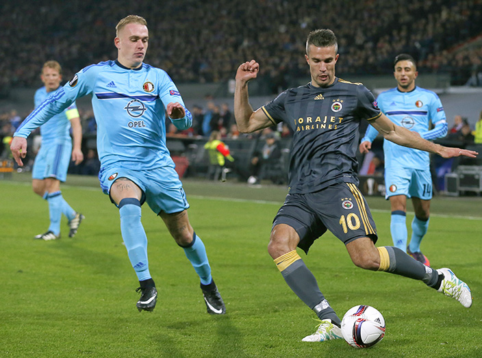 Fenerbahce's Robin van Persie, center, and Feyenoord's Rick Karsdorp vie for the ball during the Group A Europa League soccer match between Feyenoord and Fenerbahce at De Kuip stadium in Rotterdam, Thursday, Dec. 8, 2016. (AP Photo/Peter Dejong)