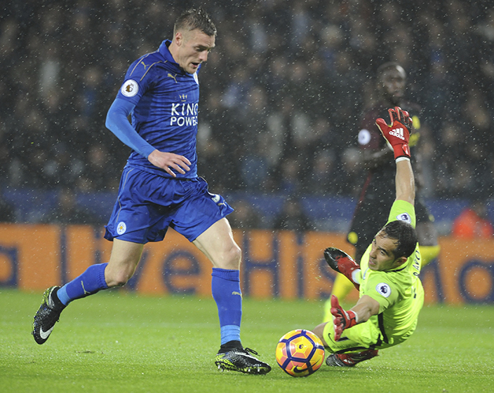 Leicester's Jamie Vardy, left, beats Manchester City's goalkeeper Claudio Bravo to score his second and his side's third goal against Manchester City during the English Premier League soccer match between Leicester City and Manchester City at the King Power Stadium in Leicester, England, Saturday, Dec. 10, 2016. (AP Photo/Rui Vieira)