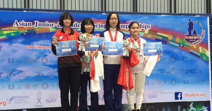 李上行(右二)在今年的亞青賽取得女花個人賽銅牌 (香港劍擊總會圖片)