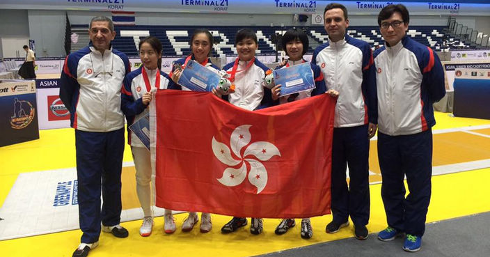 少年組女佩團體賽銀牌隊員合照 (香港劍擊總會圖片)