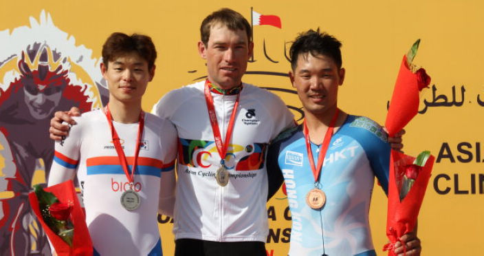 張敬樂(右)未能衛冕，但仍收穫銅牌 (香港單車聯會圖片)