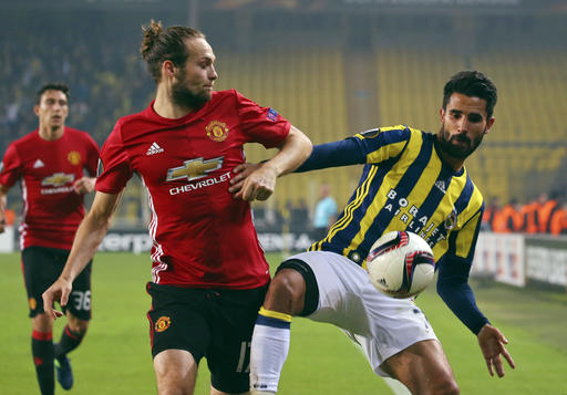 Manchester United's Daley Blind, left and Fenerbahce's Alper Potuk, right, fight for the ball during a Europa League group A soccer match between Fenerbahce and Manchester United, in Istanbul, Thursday, Nov. 3, 2016. (AP Photo)