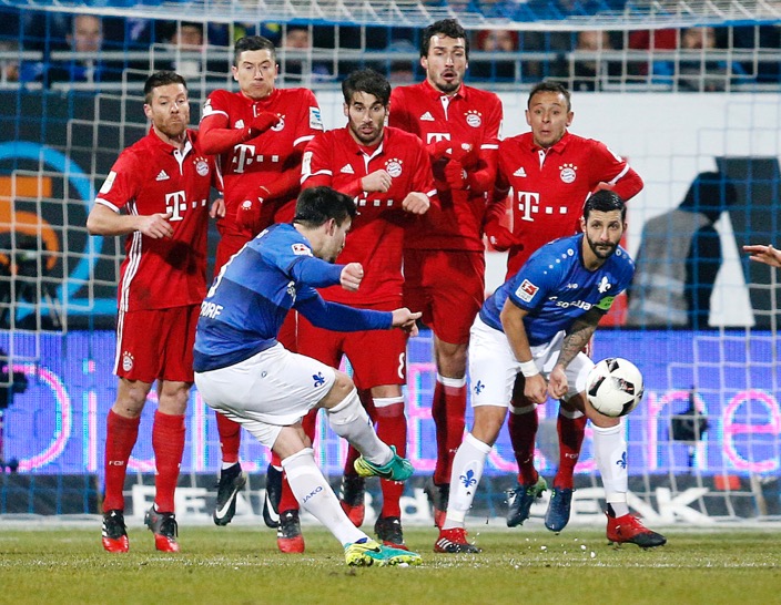 拜仁慕尼黑「人牆」抵擋謝路美干多夫的罰球。（AP圖片）