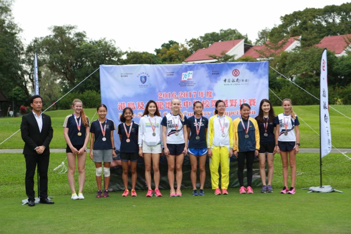 越野賽女子A組前十名運動員，西島中學的Erin Rose Brown（左二）勝出。(香港哥爾夫球會圖片）