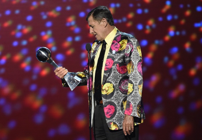 沙格在工作生涯獲獎無數，包括今年贏得ESPY頒發的Jimmy V Award（堅持不懈獎），以表揚他在抗癌路上的堅持。（AP圖片）