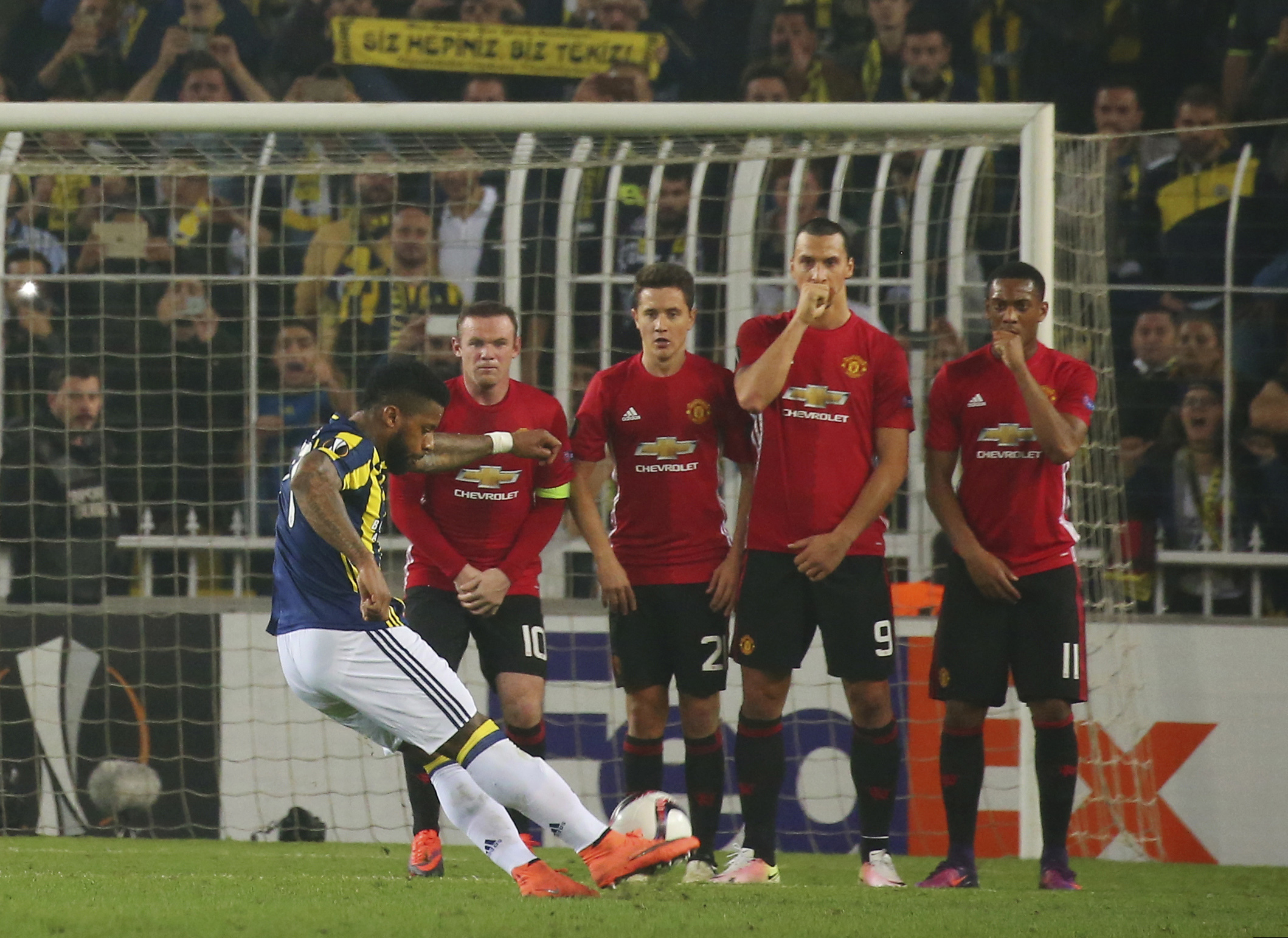 Fenerbahce Jeremain Lens shoots to score against Manchester United, during a Europa League group A soccer match between Fenerbahce and Manchester United, in Istanbul, Thursday, Nov. 3, 2016. Fenerbahce won the match 2-1. (AP Photo)