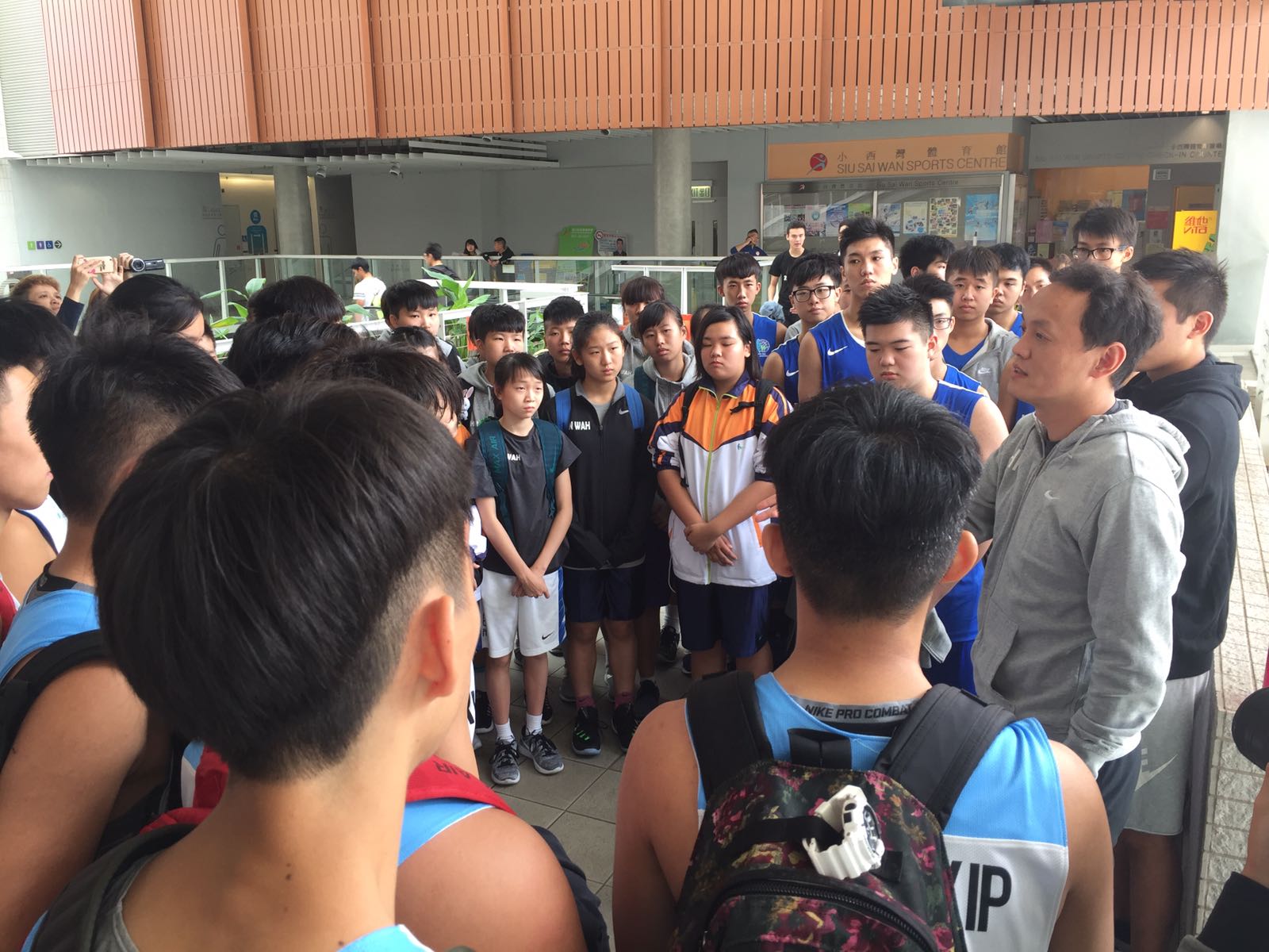香港籃球隊前代表翁金驊（灰衣）到場支持兩軍。