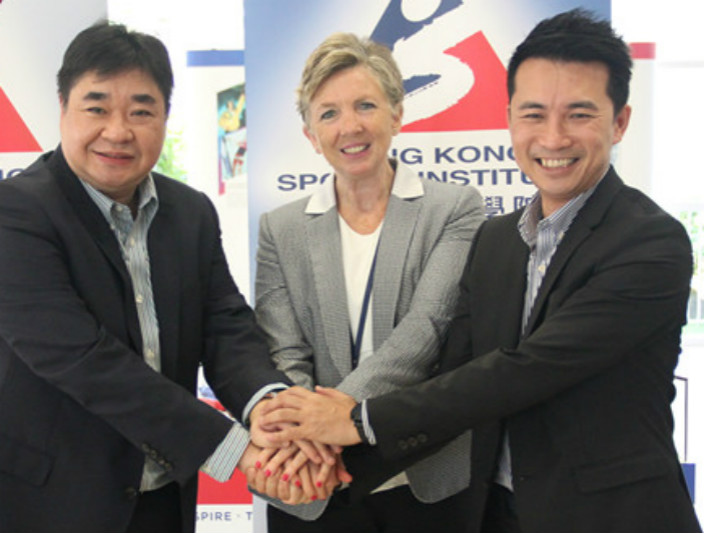 院長李翠莎（中）恭賀蔡玉坤（左）榮升副院長。（香港體育學院圖片）