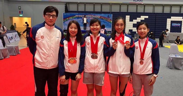青年組女佩團體賽銅牌得主 (香港劍擊總會圖片)