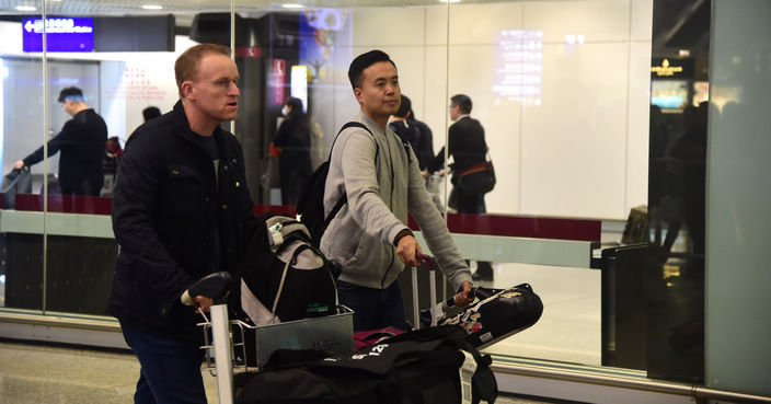 傅家俊與香港隊總教練郭偉恩今日返港 (本網記者攝)