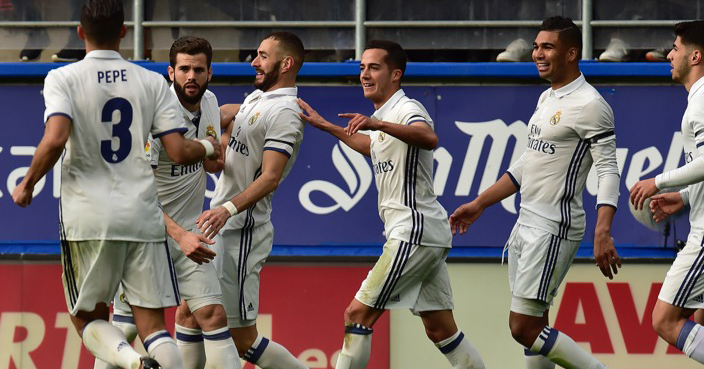 Real Madrid's Karim Benzema, third left, celebrates his second goal after scoring against Eibarl during the Spanish La Liga soccer match between Real Madrid and Eibar, at Ipurua stadium, in Eibar, northern Spain, Saturday, March 4, 2017. (AP Photo/Alvaro Barrientos)