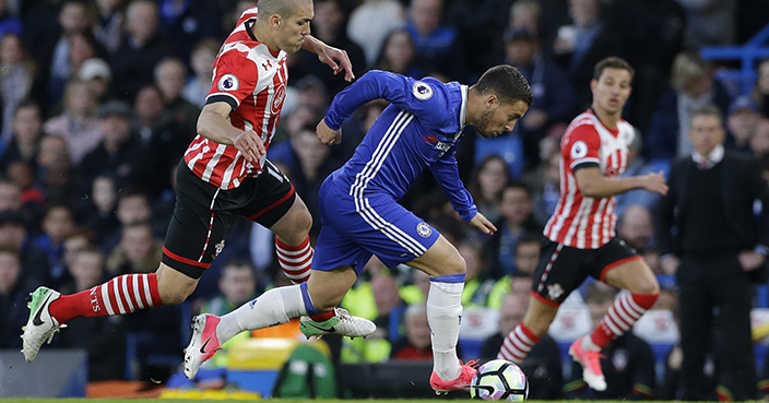 Chelsea's Eden Hazard, right, vies for the ball with Southampton's Oriol Romeu during the English Premier League soccer match between Chelsea and Southampton at Stamford Bridge stadium in London, Tuesday, April 25, 2017. (AP Photo/Alastair Grant)